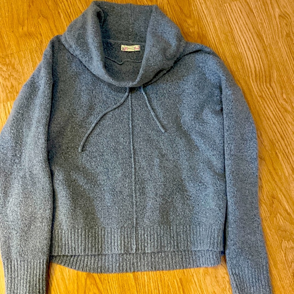 It’s Our time ladies  sz Lg  shorter length cowl neck sweater